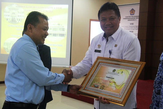 Kakanwil menerima award UPPAPW 3