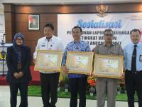 Kakanwil Kemenkumham Jawa Tengah menerima Penghargaan UAPPA-W Terbaik I Se-Jawa Tengah