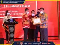 Terbaik Lomba Cipta Lagu Semarak HDKD, Kakanwil Kumham Jateng Terima Penghargaan